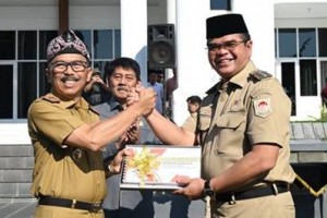 Sertijab Pj Bupati Kuningan ditandai Jabat tangan.